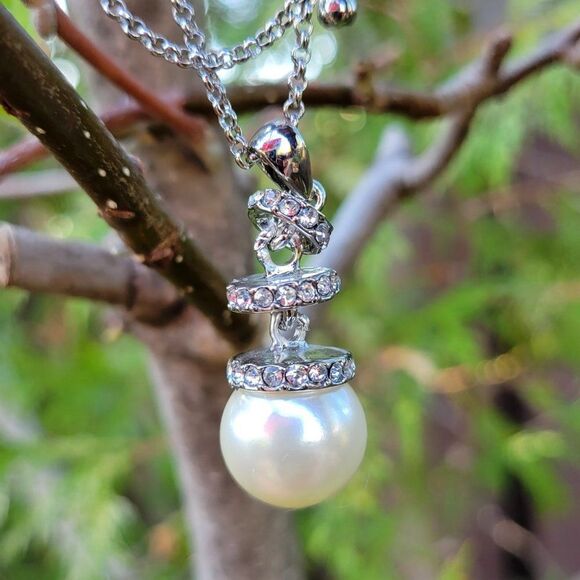 Pearl and Crystal Pendant Necklace - Picture 4 of 7